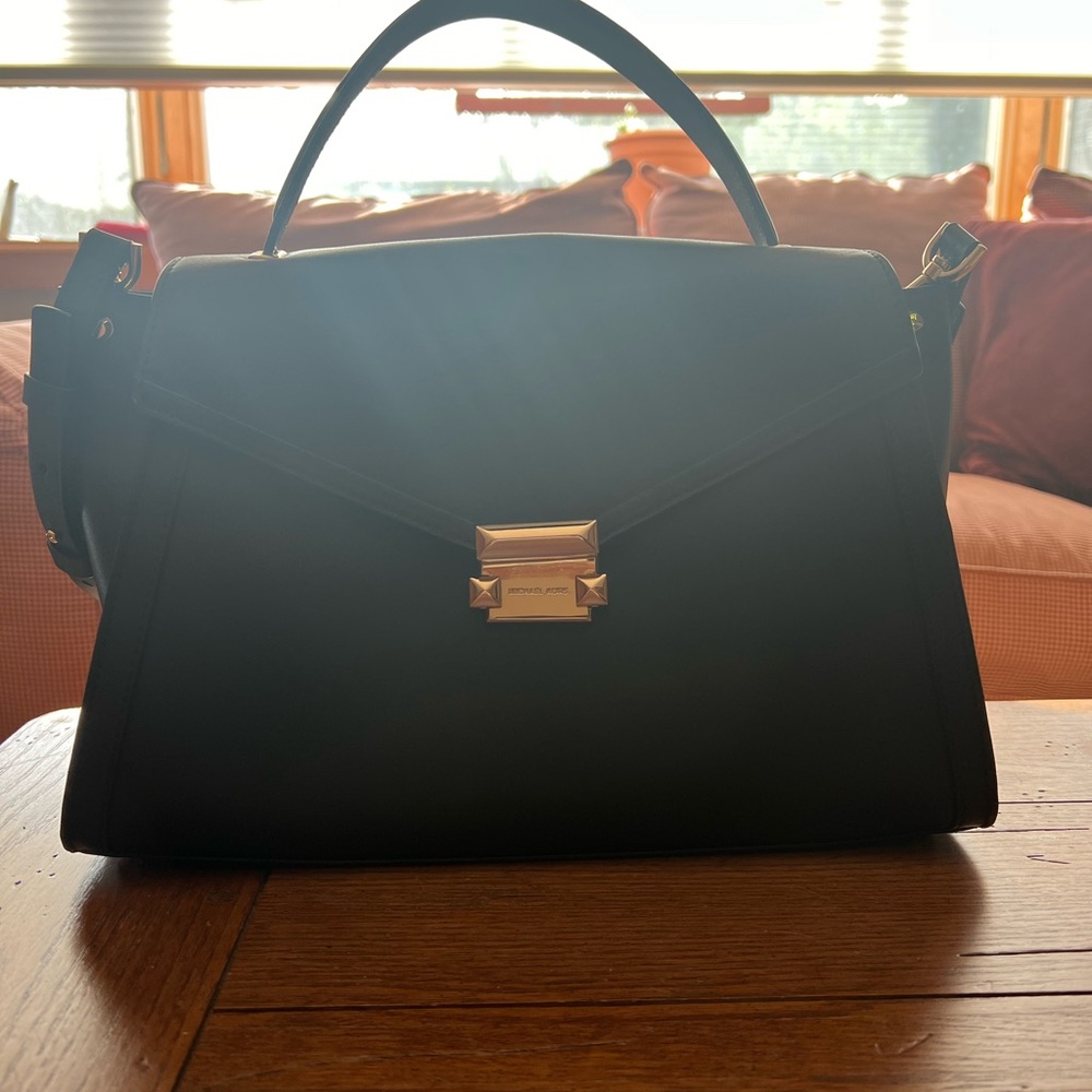 Michael kors purse with detachable strap